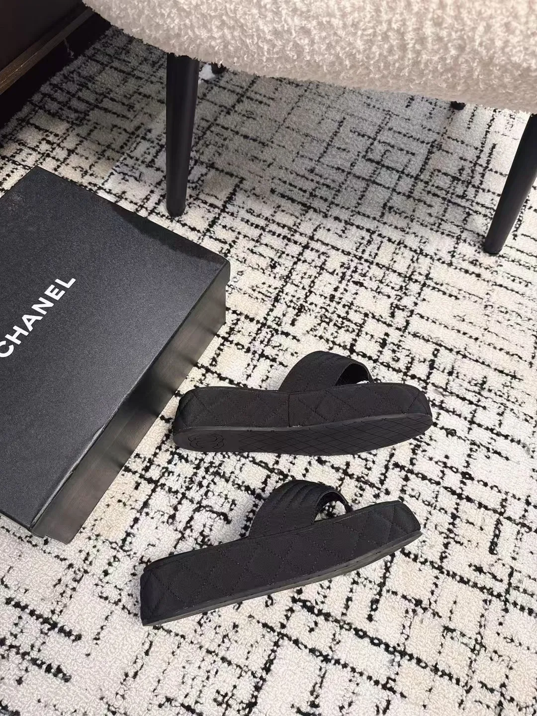 👟👟Ex-factory price 502👟👟 High version Chanel new color thick-soled slippers, easy to wear and versatile, must-have high-end tool shoes in summer, upper lambskin & customized denim, lining calfskin, original outsole Size: 35-39 (customized for 40, non-refundable)
